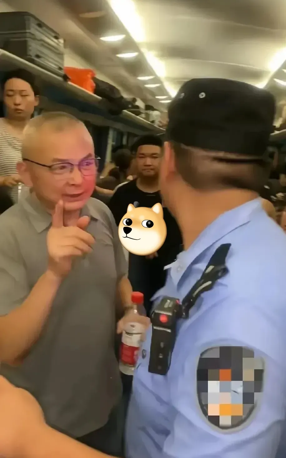 列车故障乘客被困3小时,怒砸车窗质问铁路:我们岂能如猪般受困?