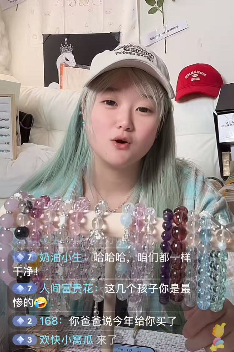 7月4日,就在不久前,谢广坤的女儿唐墩墩出现在了直播间
